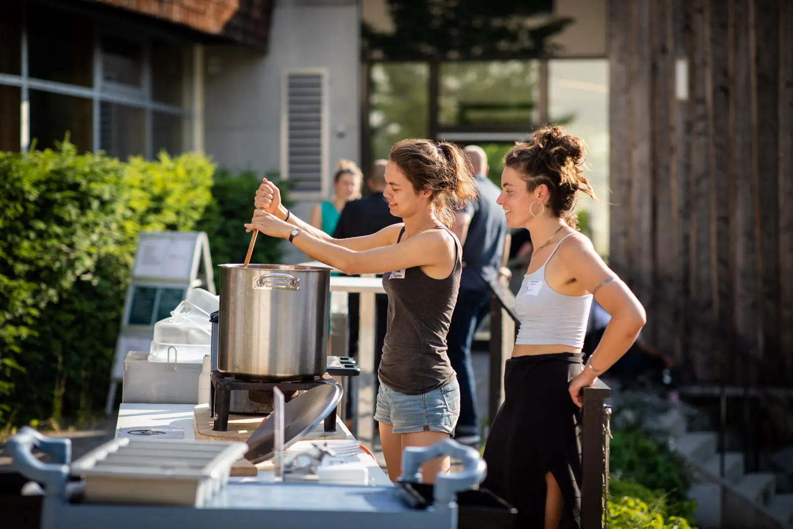 Studierende kochen im Rahmen einer Veranstaltung im Sommer auf dem Waldcampus