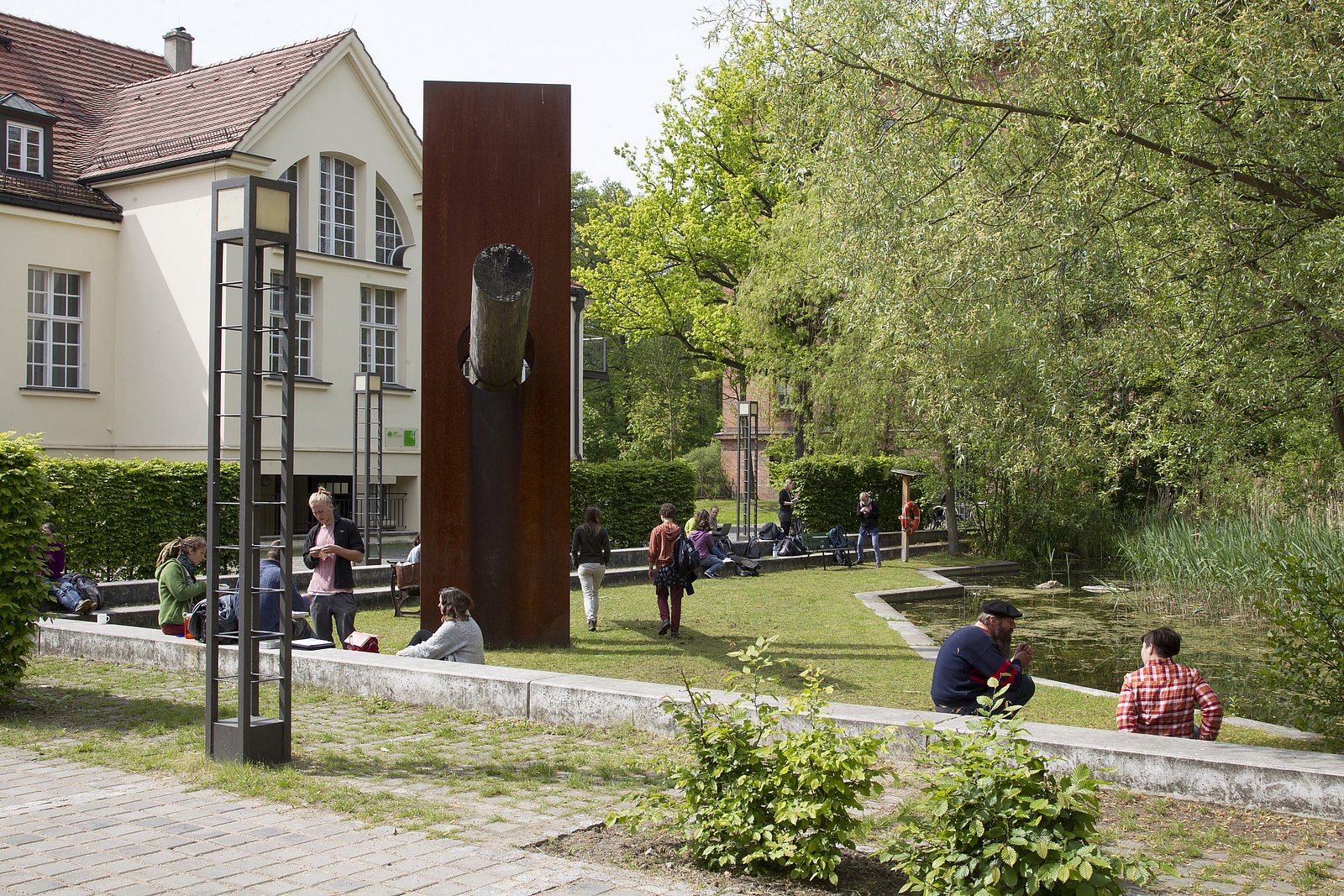 Der Innenhof des Stadtcampus der HNEE mit Skulptur und mehreren Studierenden