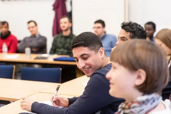 Internationale Studierende arbeiten zusammen in einem Workshop