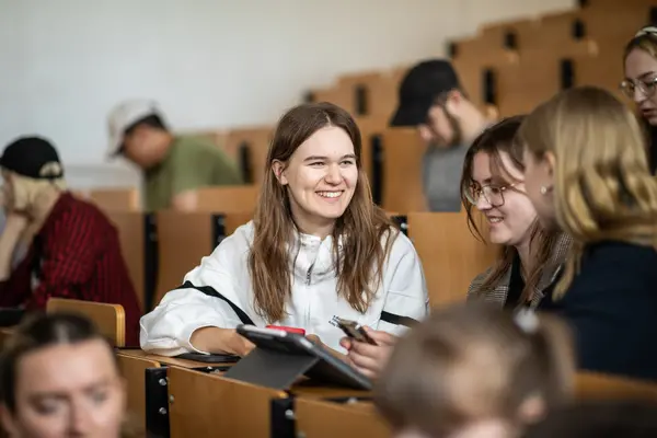 Absolvent*innen im Hörsaal, HNEE | Florian Reischauer