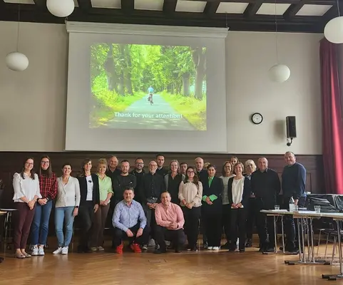 eine Gruppe von Menschen posiert für ein Gruppenfoto