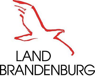 Die Wortbildmarke besteht aus zwei Elementen: dem roten Adler und dem darunter liegenden Schriftzug „Land Brandenburg“.
