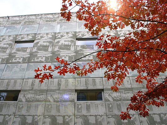 Die Fassade der Hochschulbibliothek ist mit Strukturbeton versehen, der Bilder bildet.