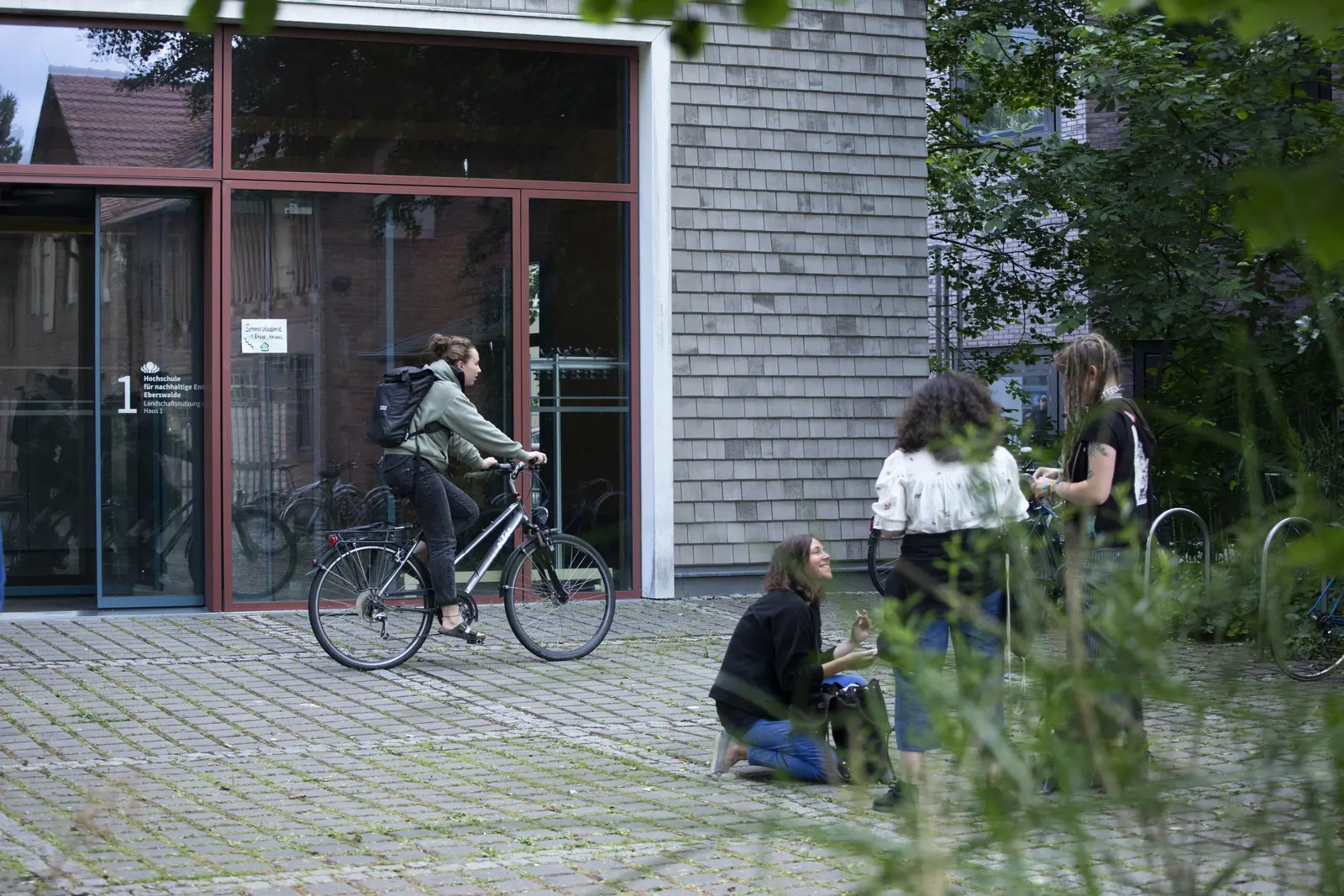 Beschäftigte und Studierende der HNEE auf dem Stadtcampus vor Haus 1. 