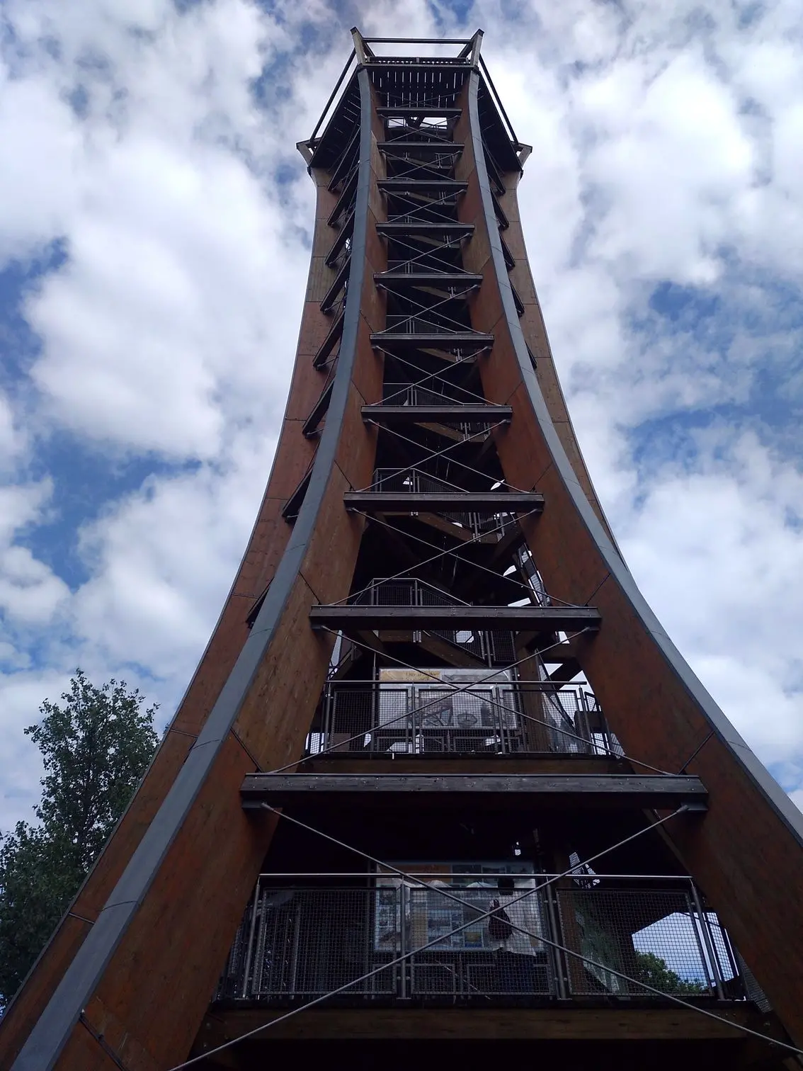 Ein Turm in Holzbauweise