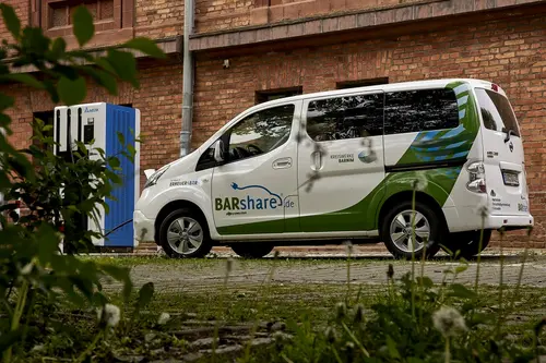 Ein Elektroauto von Barshare steht auf dem Stadtcampus an der Ladesäule der HNEE.