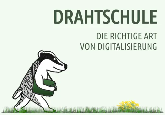 Abgebildet ist ein gezeichneter Dachs mit Umhängetasche der nach rechts über eine Wiese läuft. Im oberen rechten Bildbereich ist der Claim „Drahtschule- die richtige Art von Digitalisierung“ zu lesen