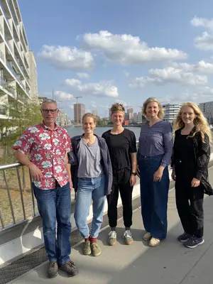 5 Personen posieren für ein Gruppenfoto. Alle gehören zum Projektteam.